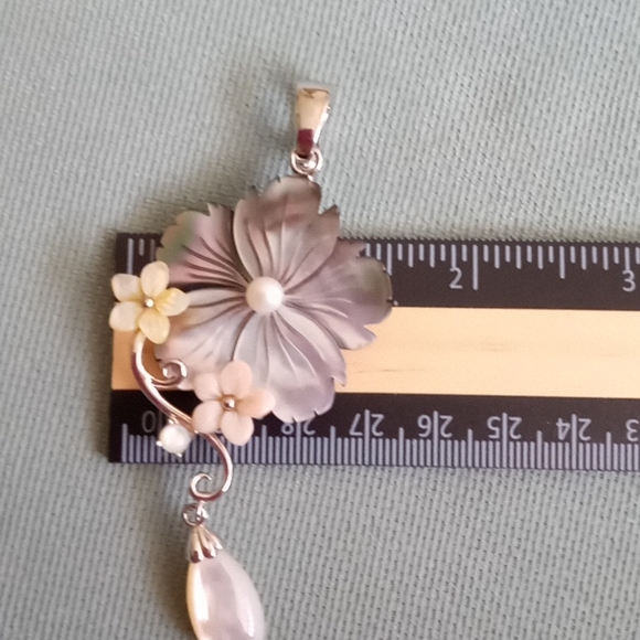 PEACOCK MOTHER OF PEARL FLORAL PENDANT - Picture 7 of 7